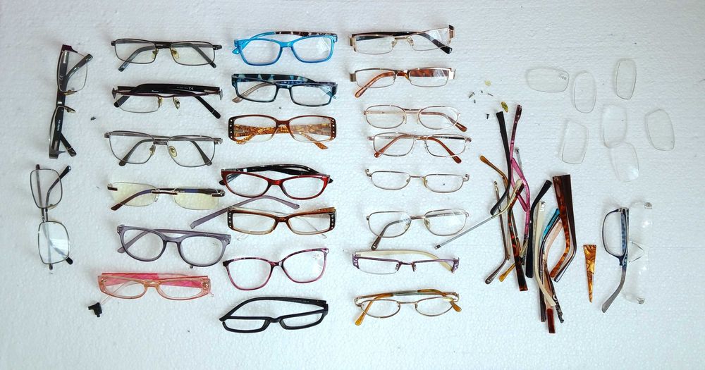 Uszkodzone okulary na części