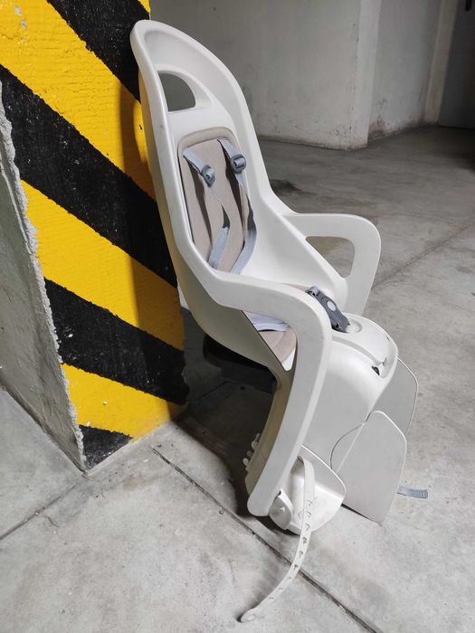 Dziecięcy fotelik rowerowy GROOVY wraz z bagażnikiem rowerowym.