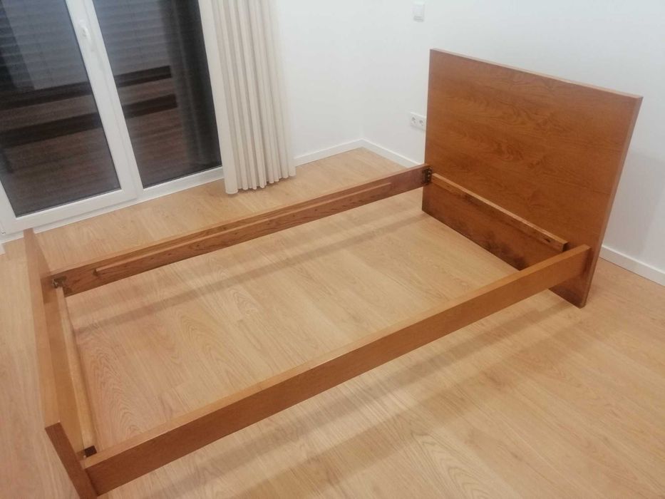 Cama solteiro com estrado em bom estado