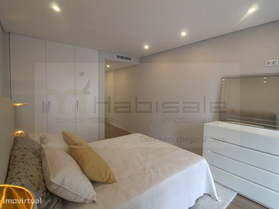 T3 Excelentes Acabamentos com Box Perto da Praia de Carcavelos