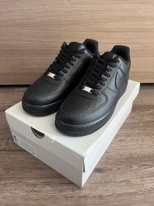 Pasuje bardzo dobrze do ubrań. Rozmiar.37.5