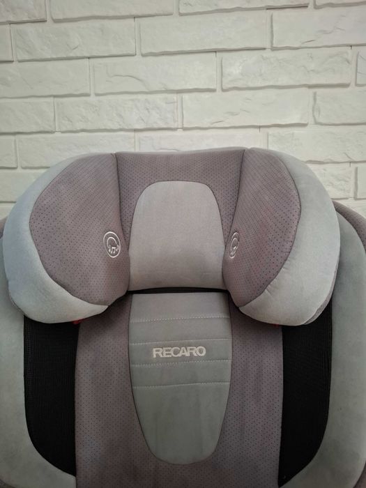 Fotelik dziecięcy marki RECARO