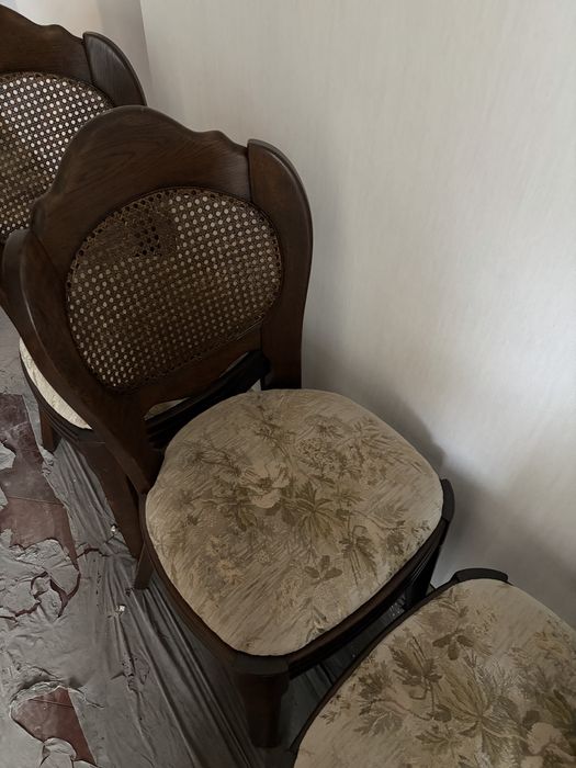 Набір деревяних стільців