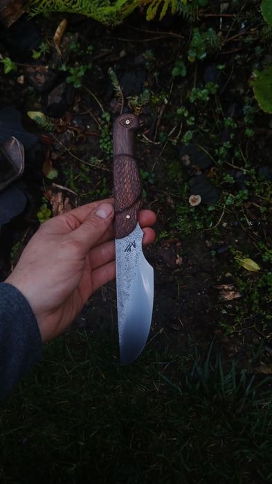 Ręcznie wykuty nóż myśliwski/ ręcznie rzeźbiona rękojeść. Knifemaking