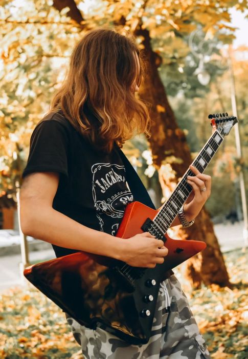 Вчитель по акустичній гітарі, електрогітарі, басу та укуле