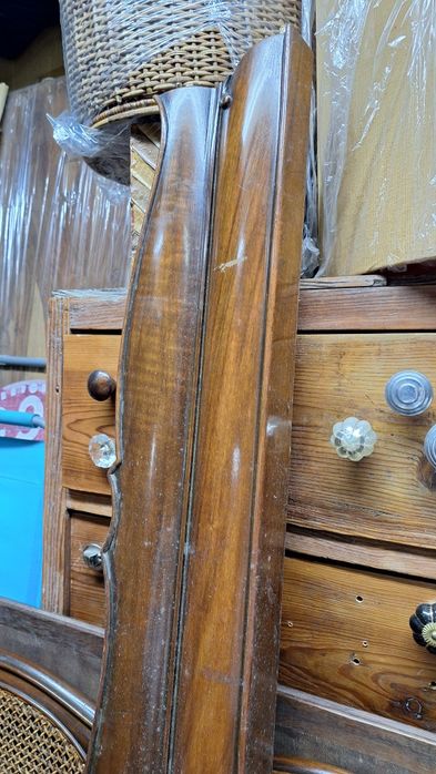 Linda cama antiga com cabeceira em palhinha