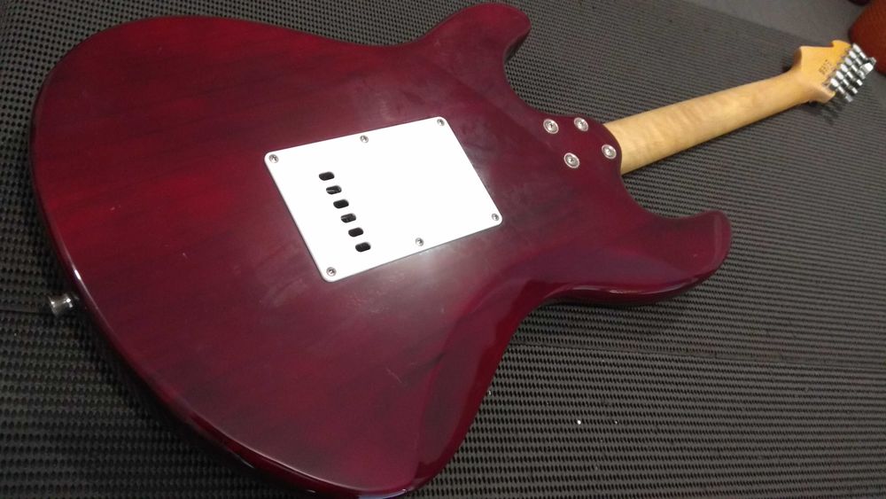 Guitarra elétrica estilo Stratocaster