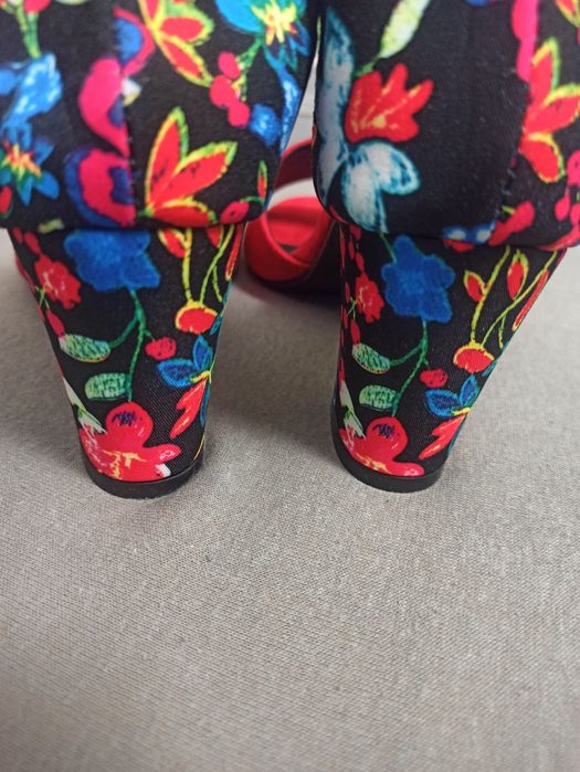 Nowe buty 40, na obcasie 7 cm, czerwone, kwiaty