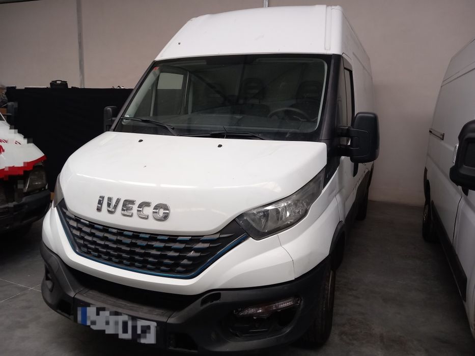 Iveco 2020 para peças ou recuperar