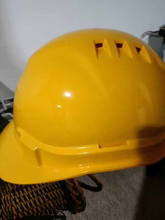 Kask na głowę budowlany