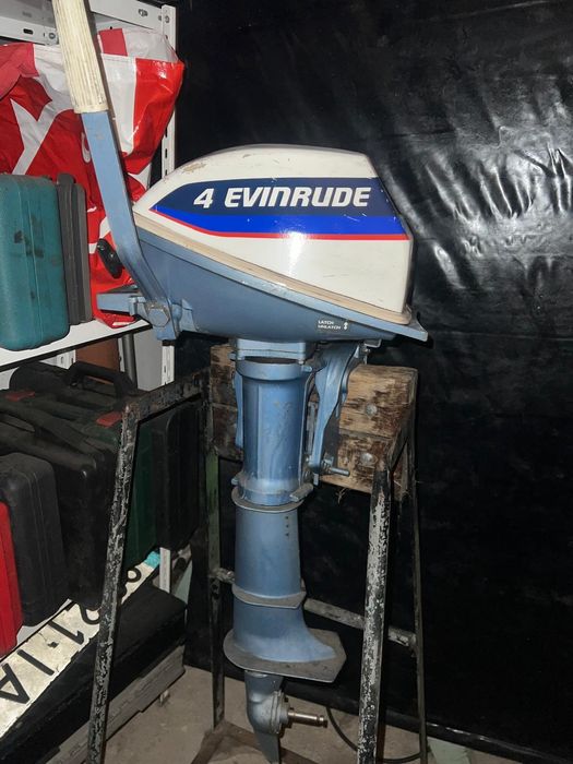 Motores fora de borda e material de barcos