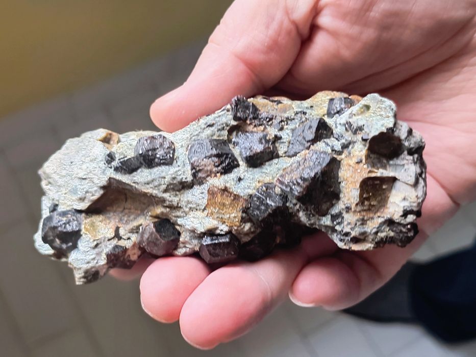 Kamień szlachetny, granaty.