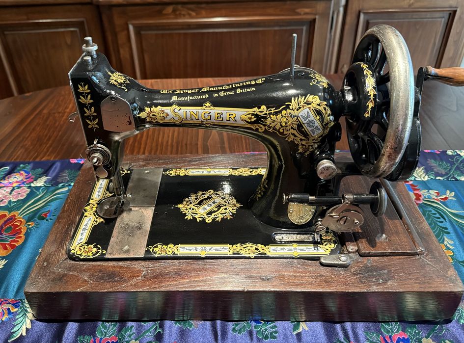 Singer portátil de 1910, restaurada e a coser.