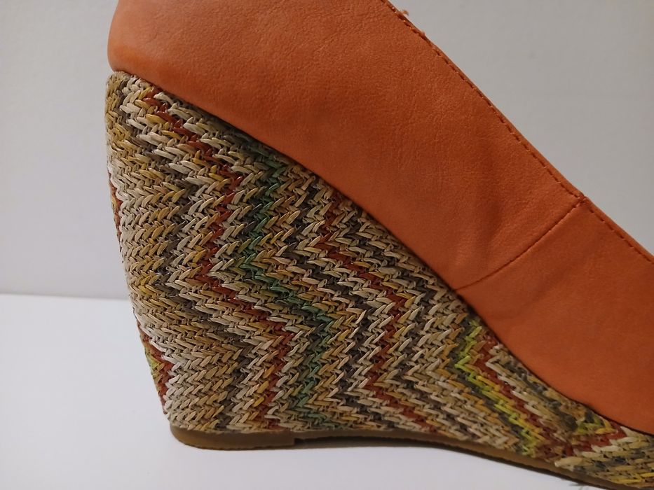 Sapatos cor salmão, com cunha colorida