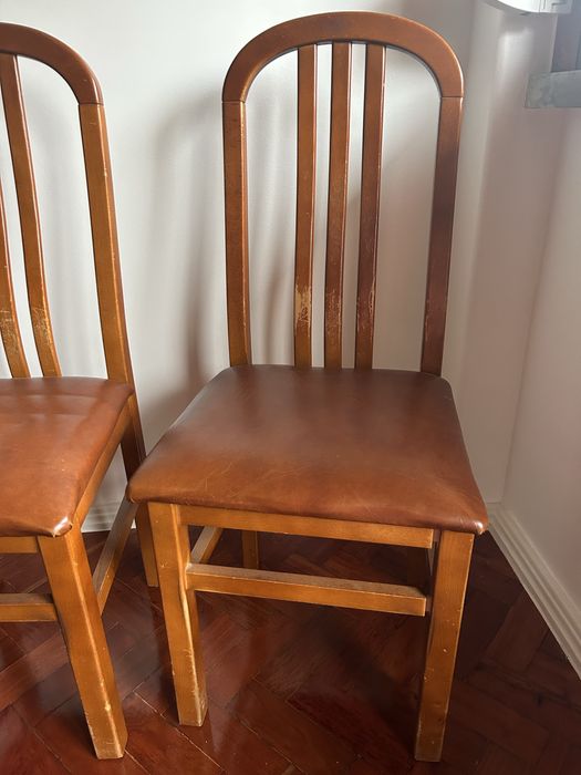 3 cadeiras de madeira