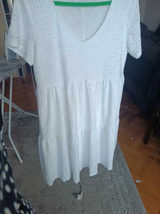 Biała sukienka ażurkowa