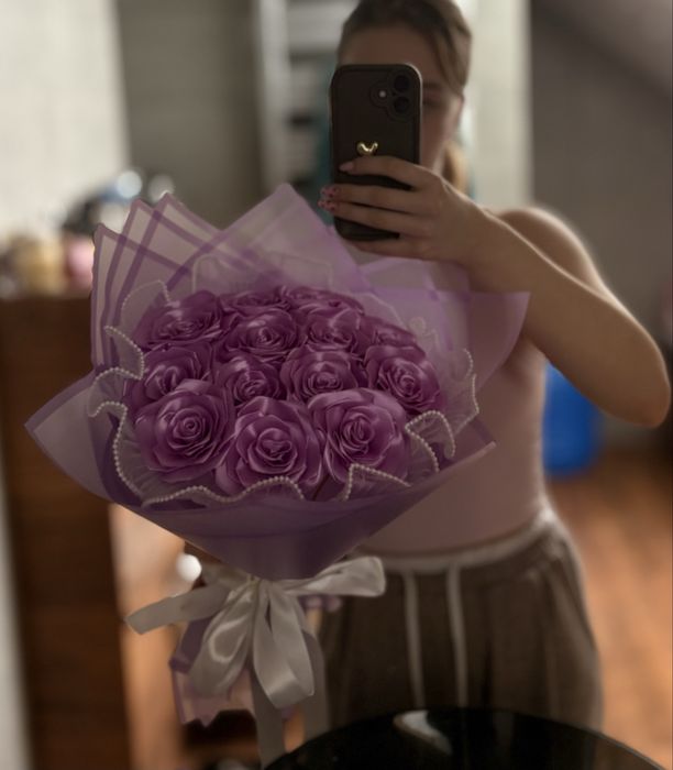 Wieczne róże wykonane ze wstążki satynowej