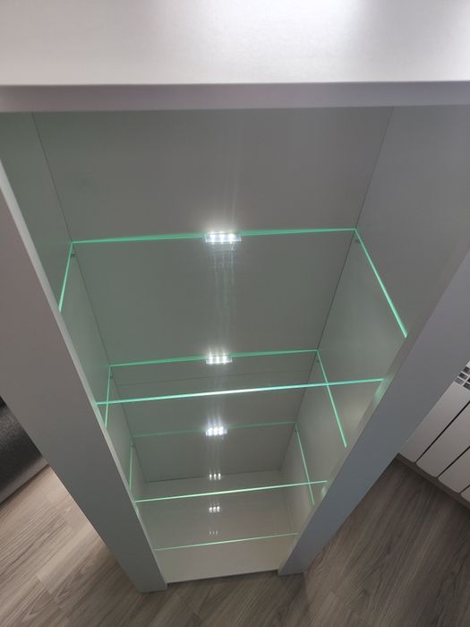 Regał stojący podświetlany LED