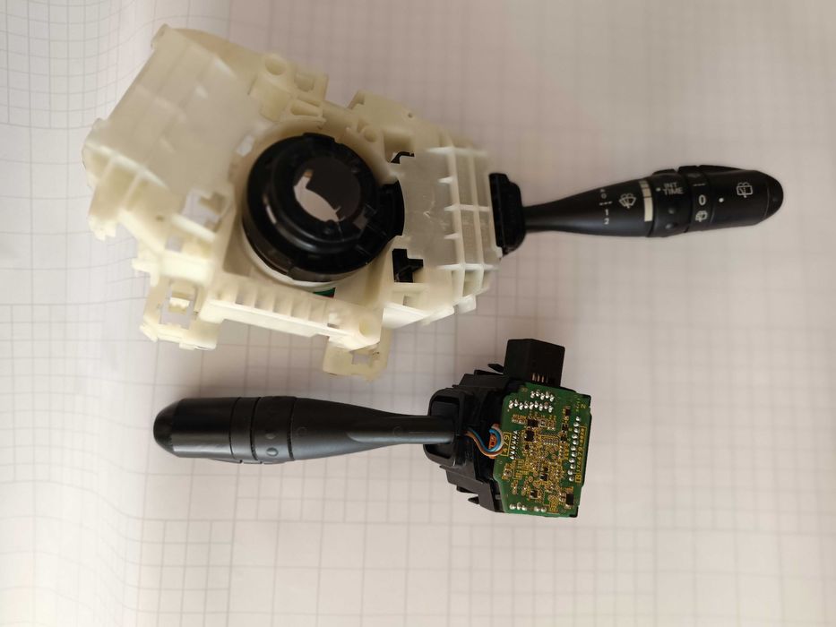 Sprzedam przelacznik kierunkowskazow COLT 2012r