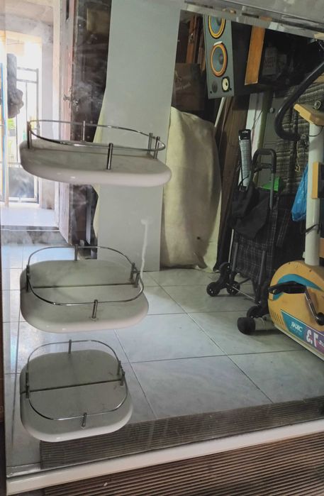 Espelho de casa de banho com prateleiras e luz