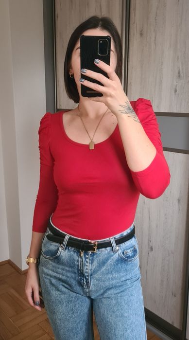 Czerwona dopasowana obcisła bluzka z bufiastymi rękawami 3/4 House M /