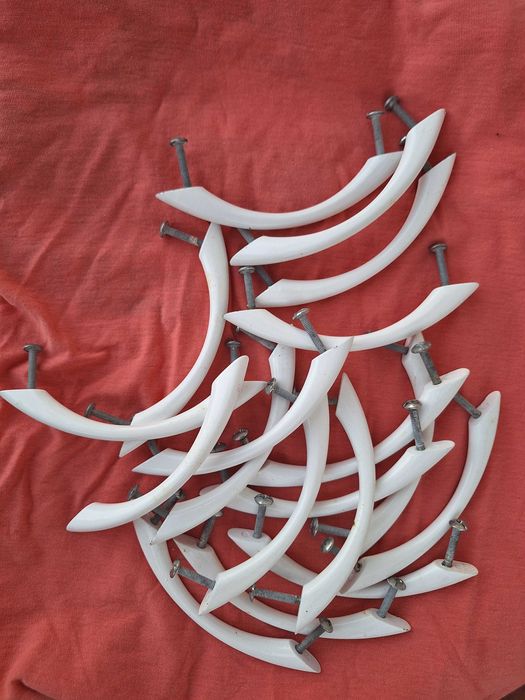 19 puxadores brancos metálicos