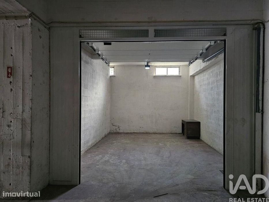 Parque de Estacionamento / Garagem / Box em Albufeira e Olhos de Água