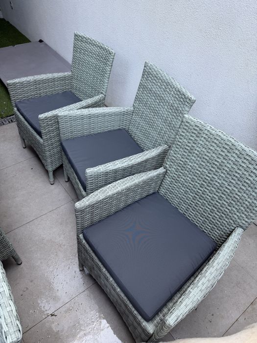 Mesa + 8 cadeiras com almofada + capa