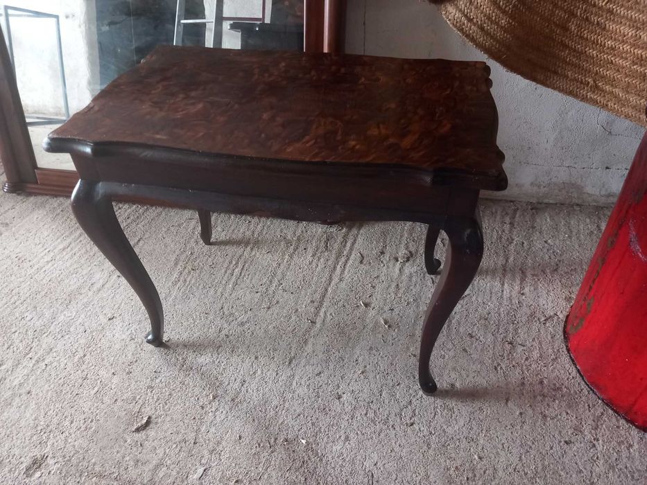 Mesa de estilo Chippendale, caracterizada por pés cabriolet