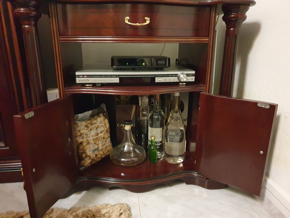 Móvel para TV ou móvel auxiliar (madeira).