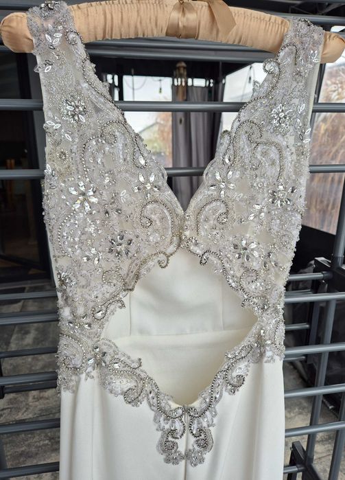 Suknia ślubna ze zdobieniem