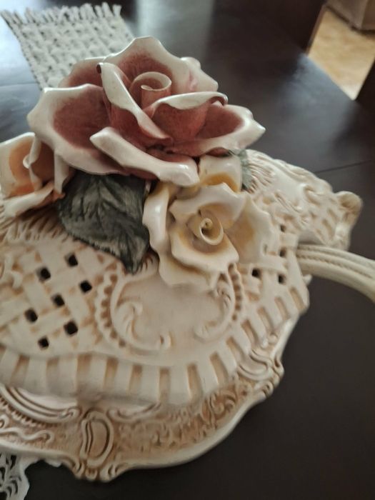 Terrina oval com flores em faiança