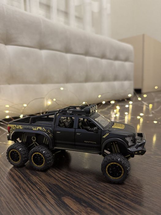 Продам металеву машинку-позашляховик