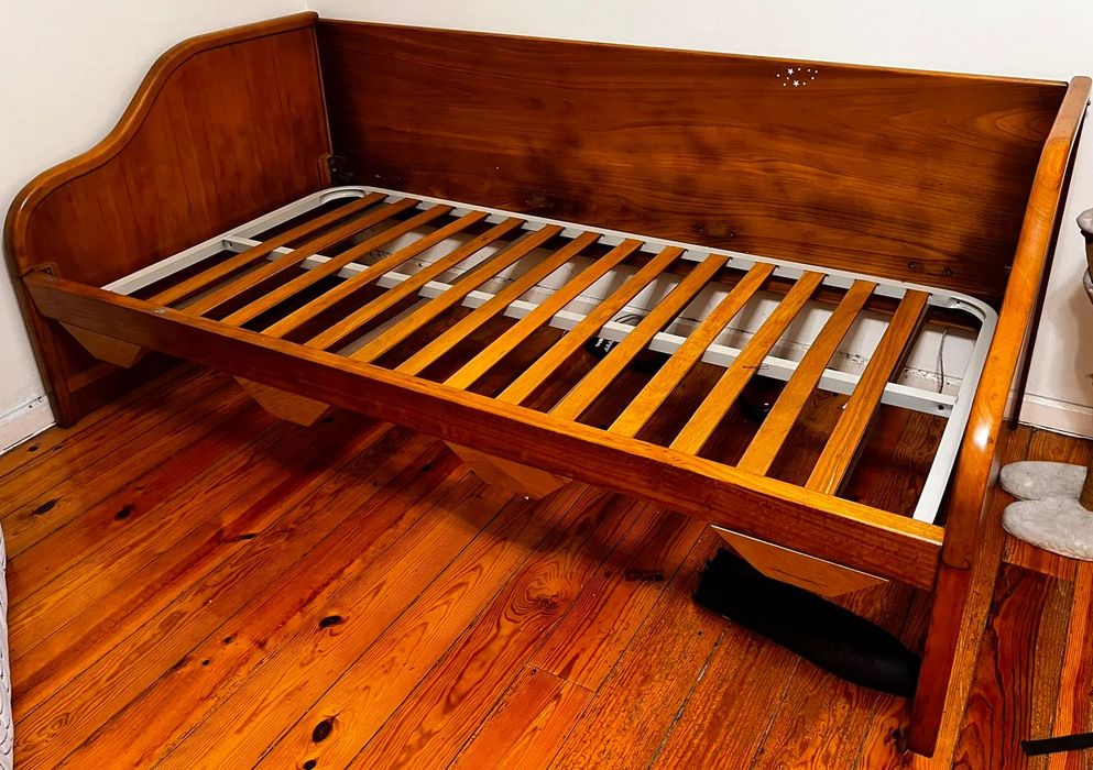 Cama individual em madeira com estrado incluído