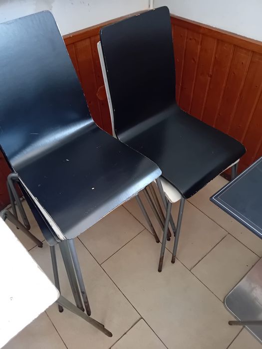 Mesas e cadeiras de café