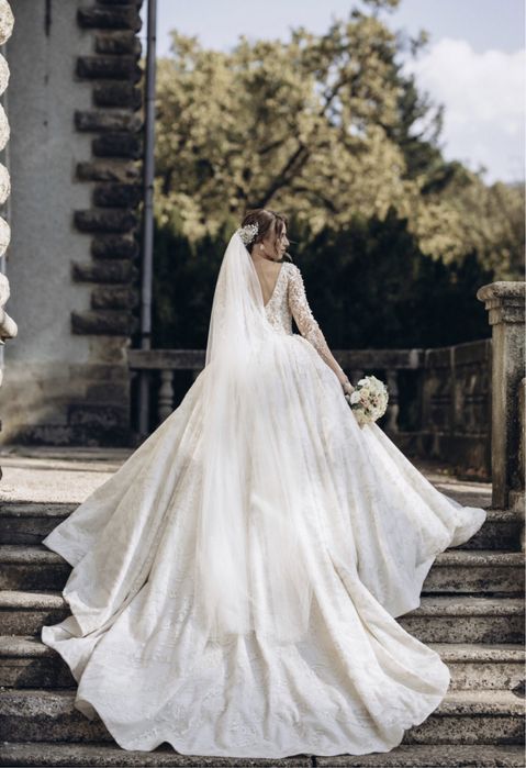Розкішна весільна сукня