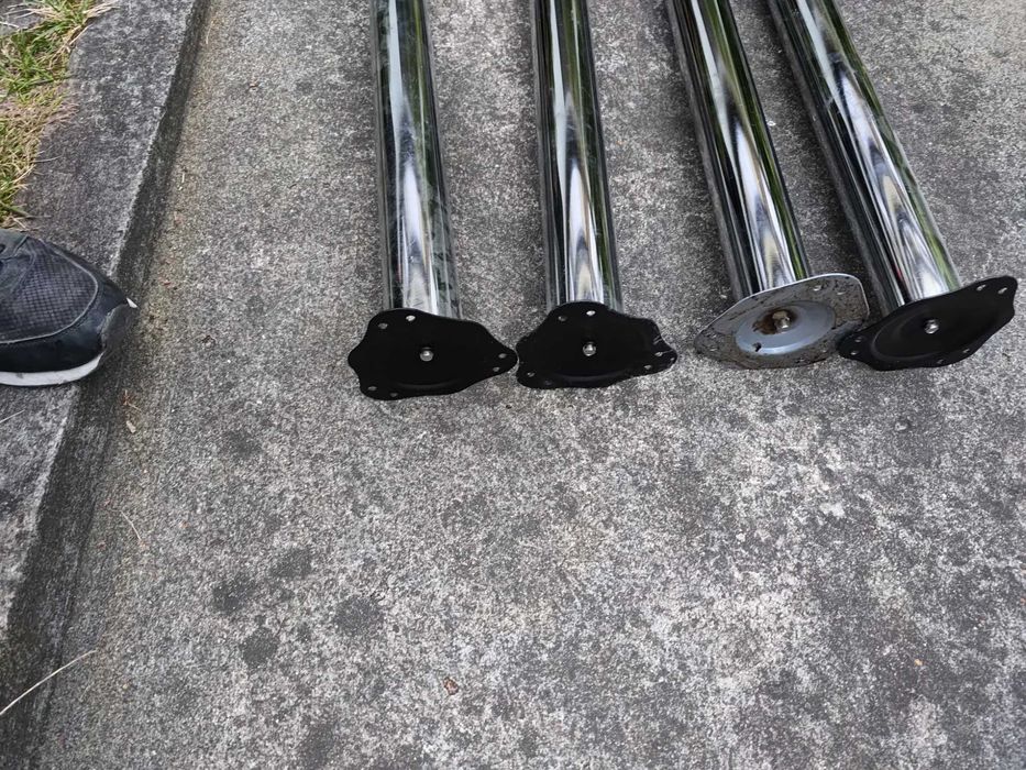 Zestaw czterech metalowych nóg meblowych do blatów mebli