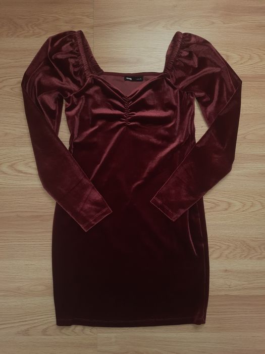 Бордовое бархатное платье