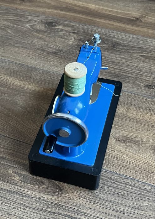 Детская швейная машинка игрушка .