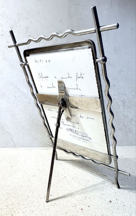 Invulgar antiga moldura dos anos 50 niquelada