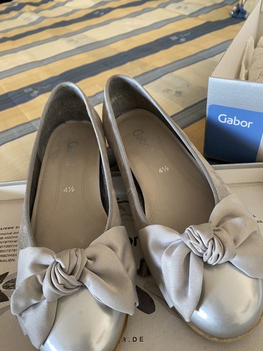 Sapatos marca gabor com buqueira prateada e com laço em seda