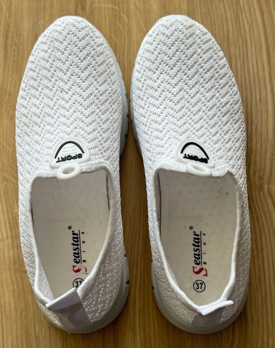 Wiosenne buty z białego ażurowego materiału