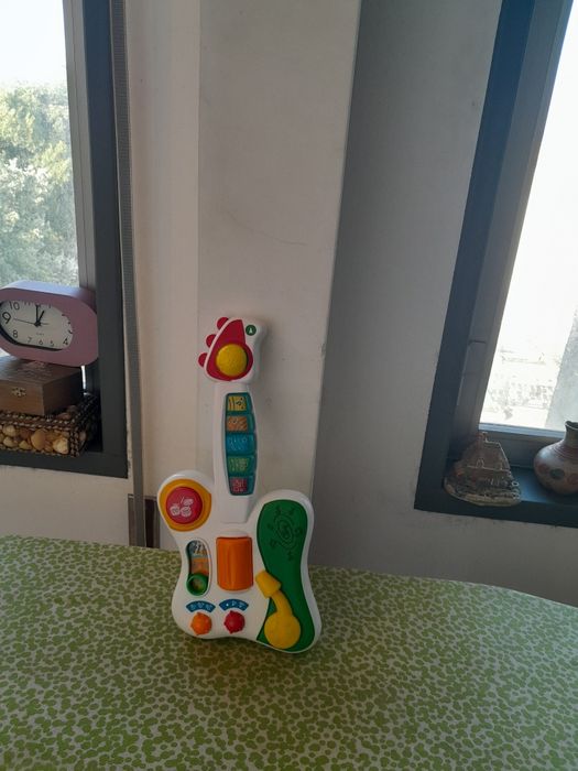 Vendo Guitarra para Criança a pilhas com sons e luzes muito bonita como nova