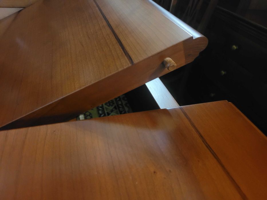 Mesa de sala em madeira maciça - extensível - Só a mesa as cadeiras