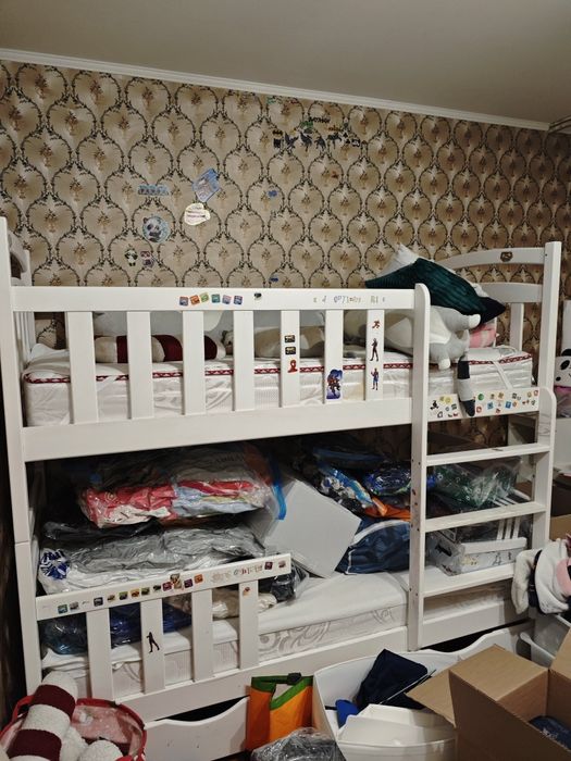 Продам дерев'яне двоярусне ліжко з шухлядами (біле)
