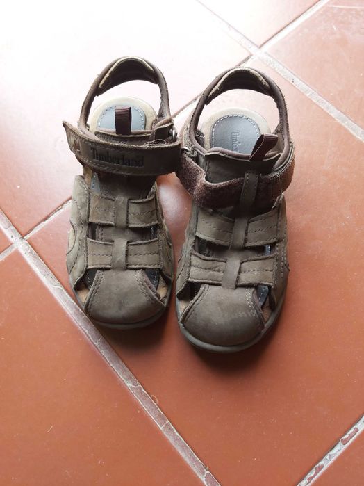 Sandálias em bom estado.