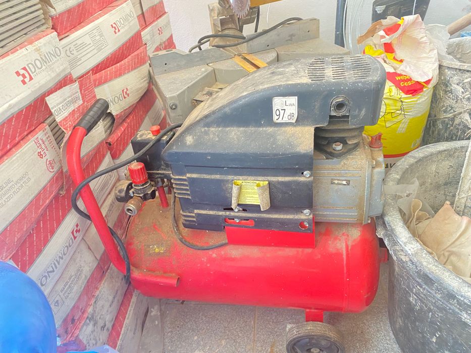 Máquinas  compressor e cortar madeira