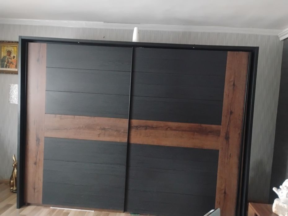 Szafa ubraniowa podświetlenie