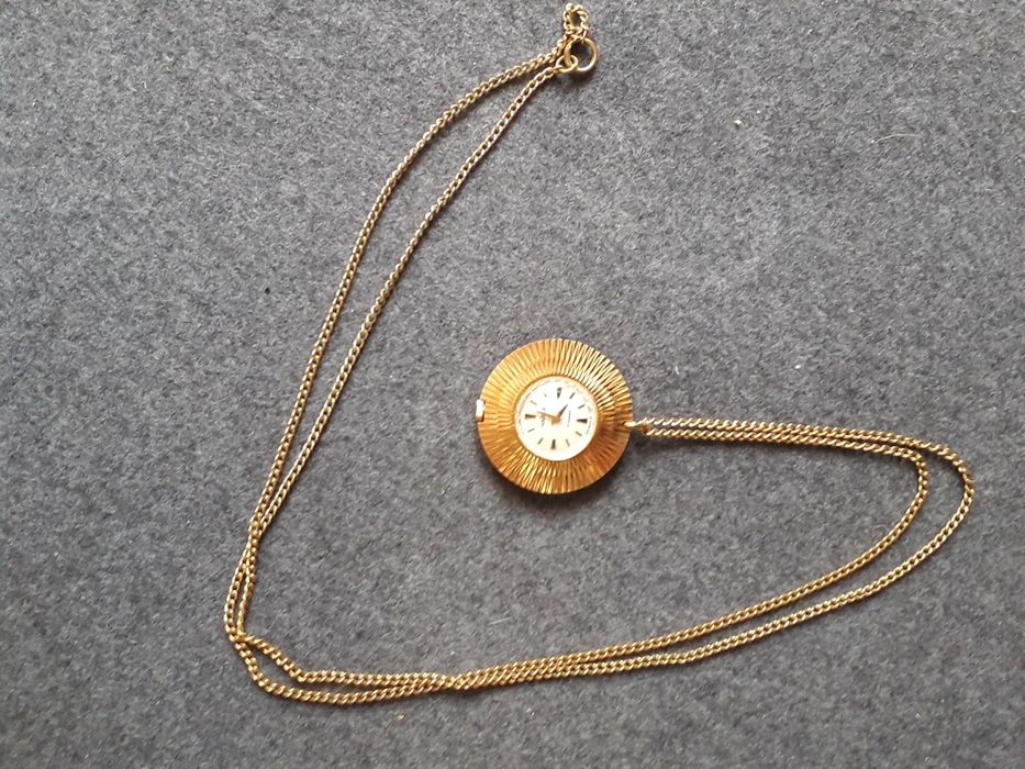Продам женские позолоченые часы кулон Чайка