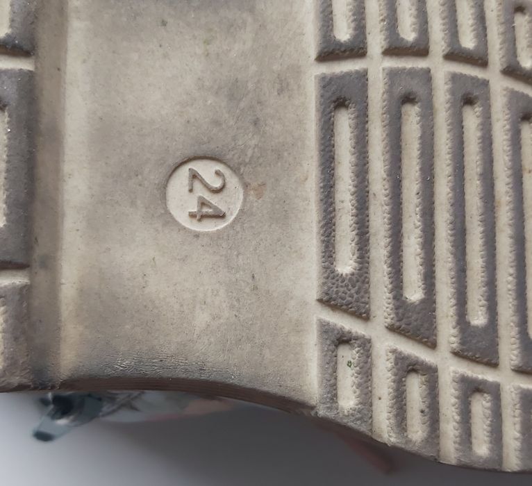 Firmowe buciki dla dziewczynki